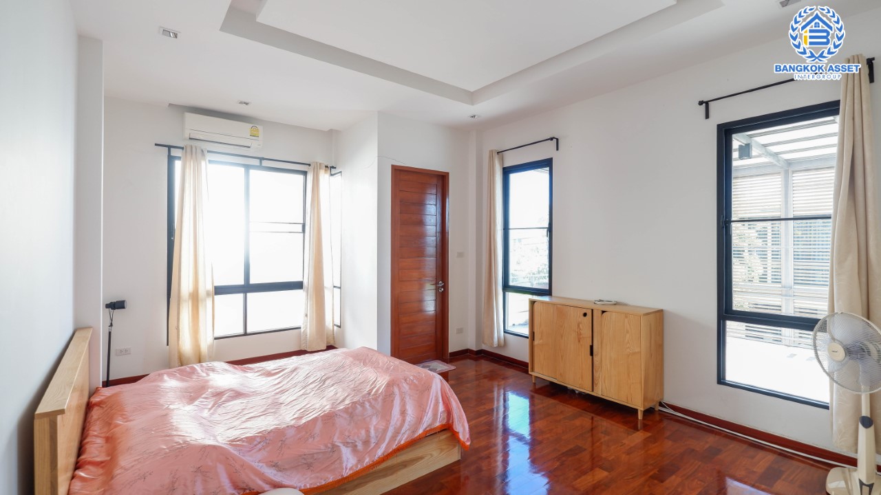 ******บ้านมือสอง ม.กฤษดานคร39 ปิ่นเกล้า เนื้อที่ 63.3 ตร.ว. บ้านเดี่ยวหลังมุม พร้อมฟังก์ชัน 4 ห้องนอน 4 ห้องน้ำ จอดรถได้ 1 คัน บนทำเลเชื่อมต่อเมืองอย่างรวดเร็ว ใกล้ทางคู่ขนานลอยฟ้าบรมราชชนนี ทางด่วน "ศรีรัช" ม.มหิดล และเซ็นทรัลปิ่นเกล้า